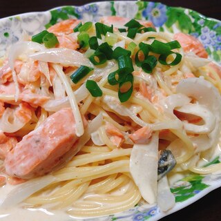 時短でキレイに♡鮭と玉ねぎの濃厚クリームパスタ